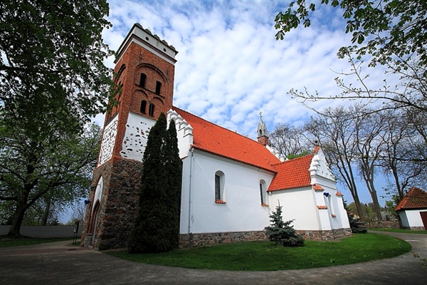 Zdjęcie przedstawiające kościół w Strzygach.