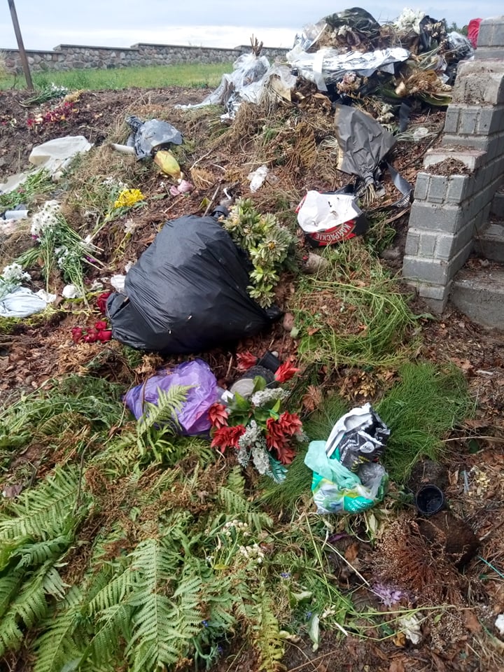 Kiedy nauczymy się segregować śmieci na cmentarzu?
