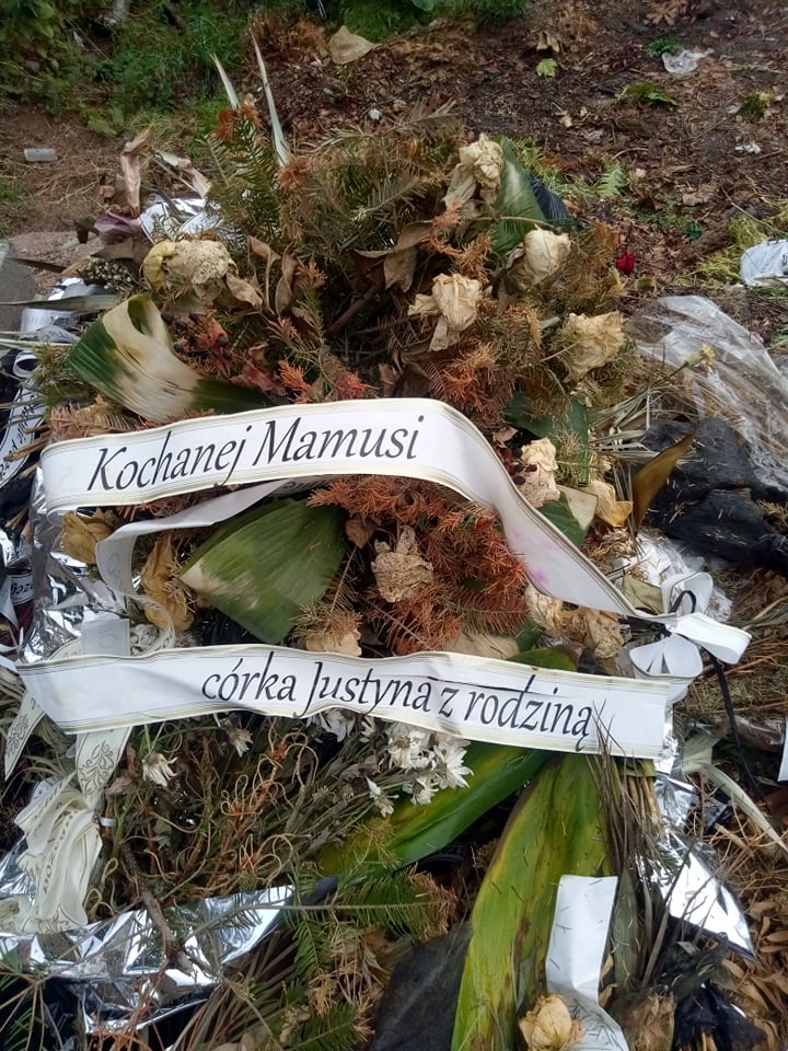 Kiedy nauczymy się segregować śmieci na cmentarzu?
To też świadczy o naszej pamięci o zmarłych...
