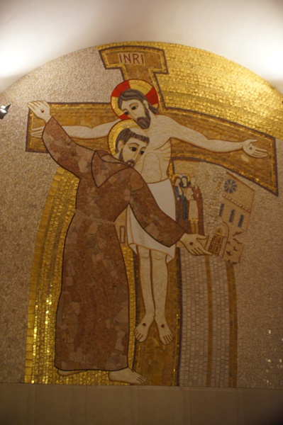 Mozaiki z Ĺźycia Ojca Pio i Ĺw. Franciszka wykonane przez sĹoweĹskiego jezuitÄ o. Marko Rupnika
