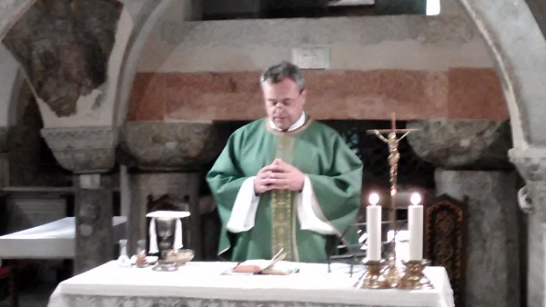 Eucharystia przy grobie Ĺw. Marka ewangelisty w Wenecji

