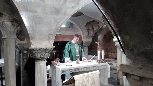 Eucharystia przy grobie Ĺw. Marka ewangelisty w Wenecji
