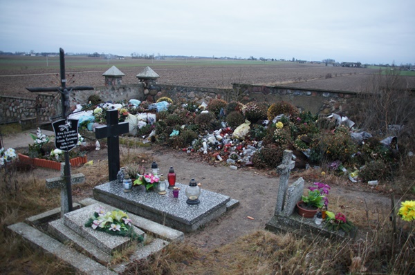 PorzÄdek na cmentarzu Ĺwiadczy o kulturze 
Ĺmieci skĹadujemy do pojemnikĂłw 
